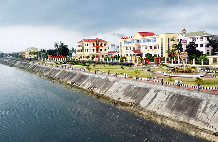 Dự án đầu tư xây dựng kè sông Hà Cối có tổng mức đầu tư hơn 21 tỷ đồng. Kè được gia cố bằng bê tông cốt thép, phía trên có vỉa hè được lát gạch, trồng cây xanh… Đây là công trình có ý nghĩa hết sức quan trọng trong việc tránh sạt lở bờ sông, tiêu thoát lũ nhanh, tránh ngập cho các khu dân cư dọc bờ sông và tạo cảnh quan môi trường (ảnh 2).