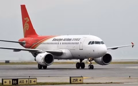 Một chiếc máy bay của hãng Shenzhen Airlines (Ảnh AFP)