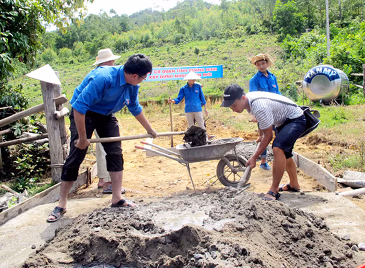 Đoàn Thanh niên Khối các cơ quan tỉnh tham gia làm đường liên thôn tại xã Bản Sen, huyện Vân Đồn.