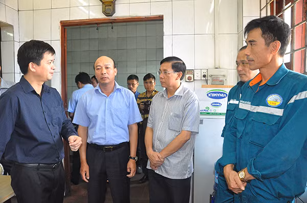 Đồng chí Lê Quang Tùng, Phó Chủ tịch UBND tỉnh trao đổi về công tác cứu hộ với lực lượng trung tâm cấp cứu mỏ.