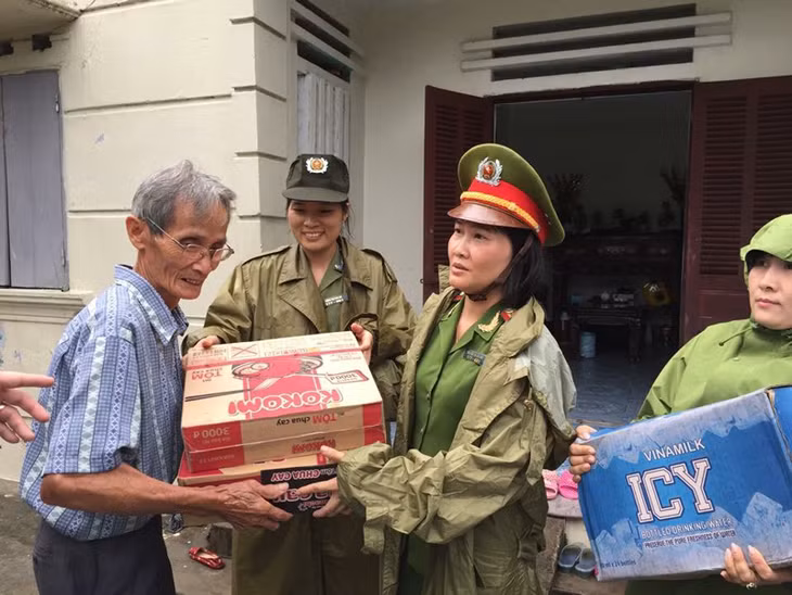 Công an TP Cẩm Phả tặng mì tôm và nước lọc cho người dân TP Cẩm Phả.