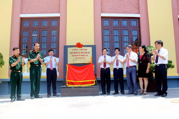 Các đồng chí lãnh đạo TP Móng Cái gắn biển công trình chào mừng Đại hội Đảng bộ thành phố lần thứ XXIII cho công trình trụ sở Ban CHQS thành phố. Ảnh: Vi Thu (CTV)