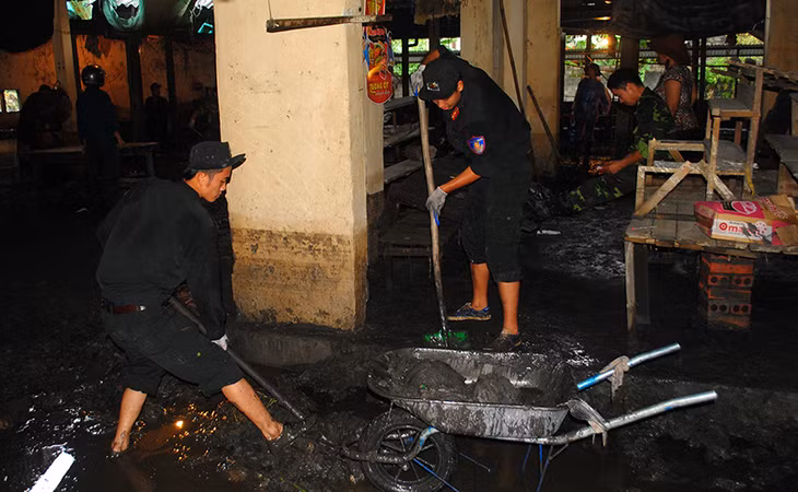Miệt mài dọn dẹp bùn đất