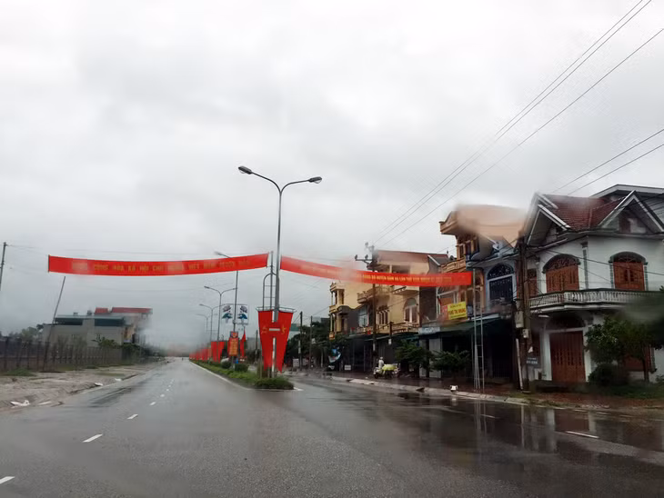 Người dân Đầm Hà hạn chế ra đường lúc mưa bão. (Ảnh chụp tại Thị trấn Đầm Hà)