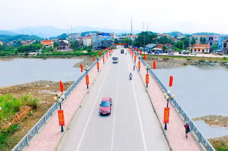 Cây cầu Trới được xây mới, đưa vào sử dụng từ năm 2012. Bên cạnh có ý nghĩa đặc biệt trong phát triển kinh tế - xã hội, còn là công trình tạo điểm nhấn cảnh quan đô thị của huyện.