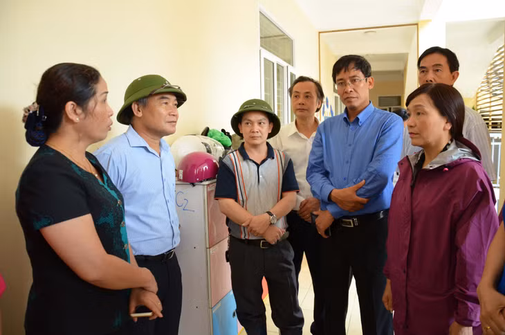 Đồng chí Nguyễn Vinh Hiển, Thứ trưởng Bộ GD&ĐT thăm hỏi lãnh đạo Phòng GD&ĐT, giáo viên một số trường trên địa bàn TP Cẩm Phả
