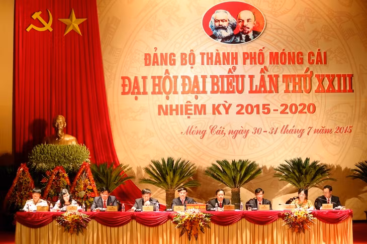 Đoàn Chủ tịch điều hành phiên thảo luận.