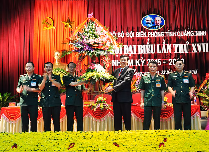 Đồng chí Nguyễn Đức Long, Phó Bí thư Tỉnh ủy, Chủ tịch UBND tỉnh tặng hoa chúc mừng Đại hội.