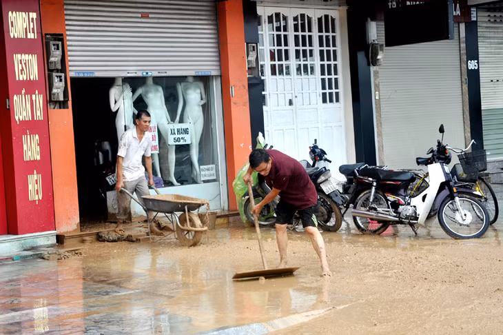 Dọn dẹp đất đá sau mưa lụt.