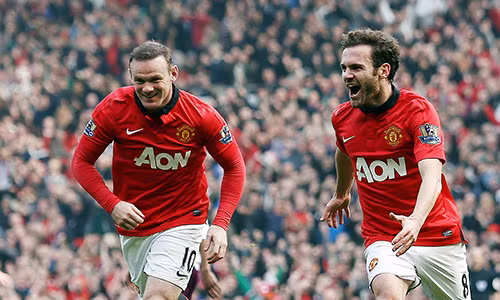 Mata (phải) muốn san sẻ nhiệm vụ ghi bàn với Wayne Rooney (trái) ở mùa giải tới. Ảnh: AFP.