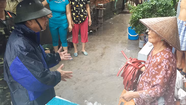 Bí Thư Thành ủy Hạ Long vận động người già di chuyển khỏi nơi nguy hiểm.