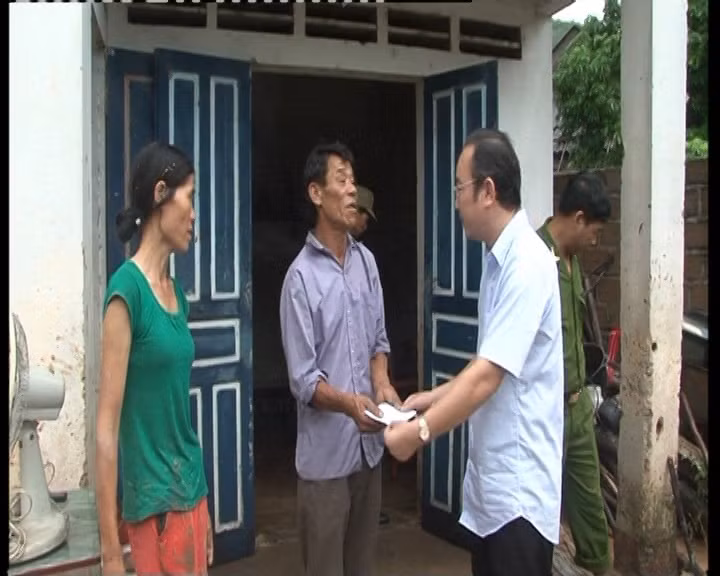 Lãnh đạo huyện Vân Đồn trao tặng hỗ trợ cho gia đình chị Lý Thị Liên.