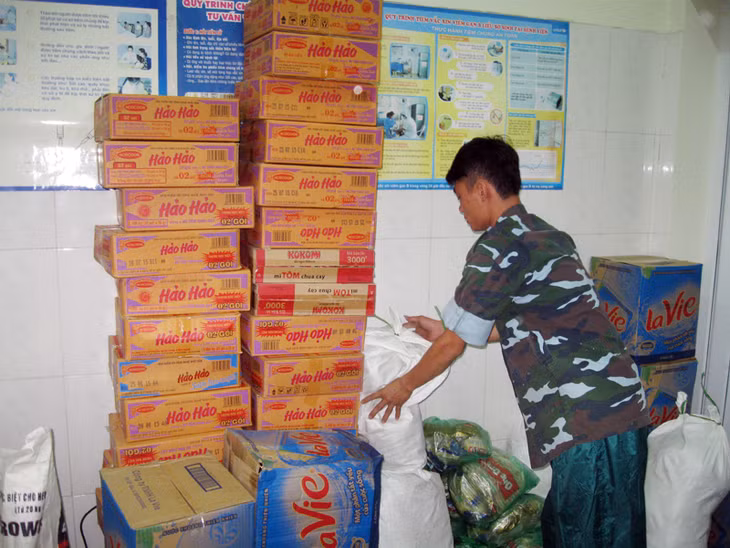 Dự trữ lương thực, thực phẩm cứu trợ cho các hộ dân trong vùng ngập lụt.