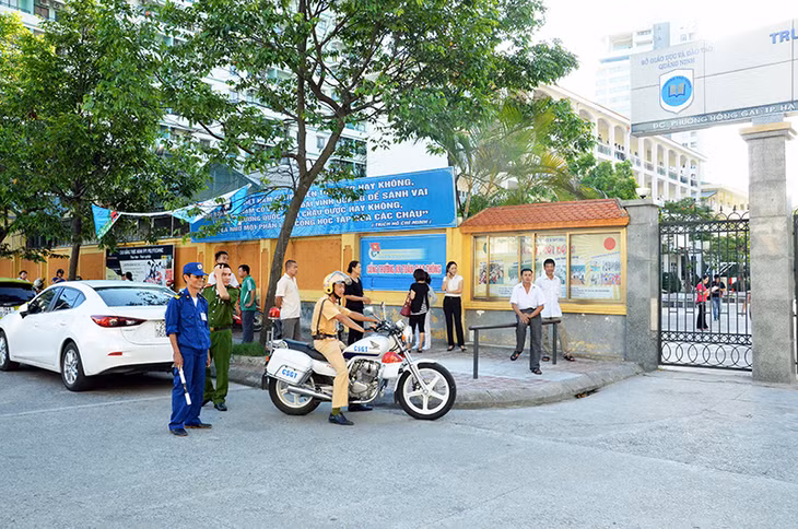 Lực lượng công an đảm bảo an ninh trật tự tại Điểm thi THPT Văn Lang (TP Hạ Long).