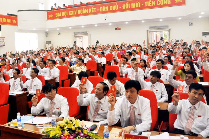 Đại hội biểu quyết thông qua Nghị quyết Đảng bộ Thị xã lần thứ XXIV, nhiệm kỳ 2015 – 2020.