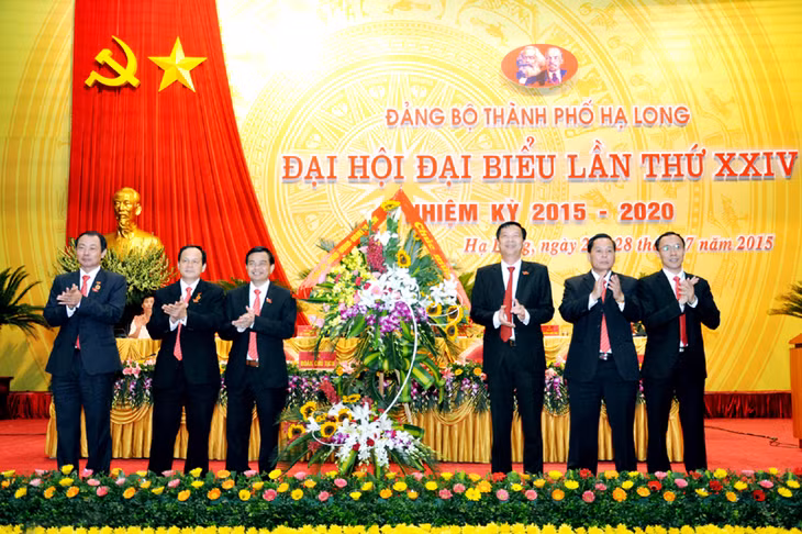 Đồng chí Nguyễn Văn Đọc, Bí thư Tỉnh ủy, Chủ tịch HĐND tỉnh tặng hoa chúc mừng Đại hội.