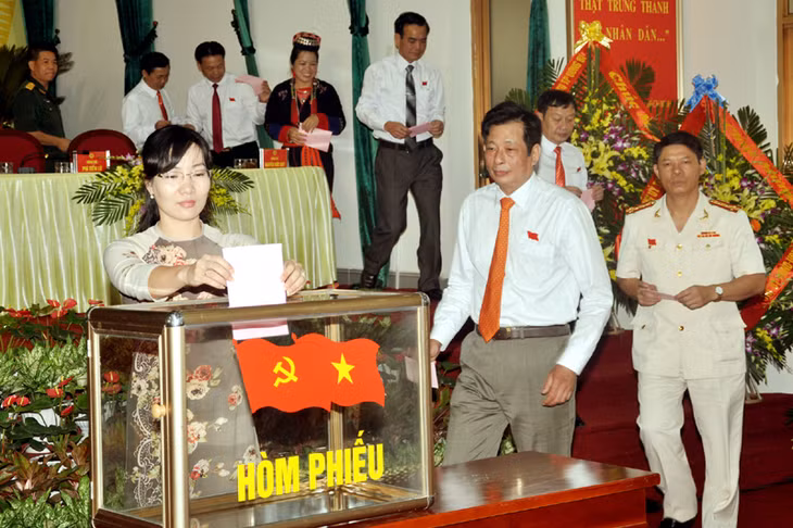 Các đại biểu bầu BCH khóa mới và bầu trực tiếp Bí thư Huyện ủy nhiệm kỳ 2015-2020.