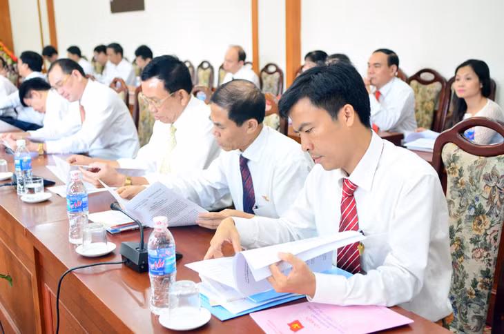 Đại biểu nghiên cứu tài liệu tải Tổ thảo luận