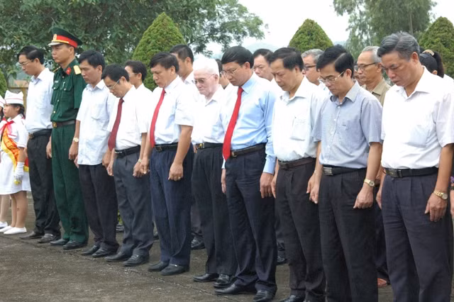 Đoàn Đại biểu thành phố Móng Cái viếng Nghĩa trang liệt sĩ thành phố.