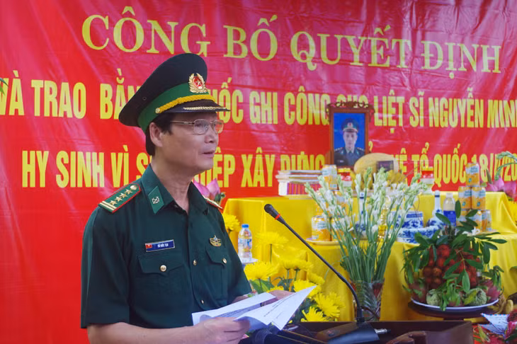 Đại tá Lê Đức Tạo, Chính ủy BĐBP tỉnh Quảng Ninh công bố Quyết định trao bằng Tổ quốc ghi công liệt sĩ Nguyễn Minh Đãi