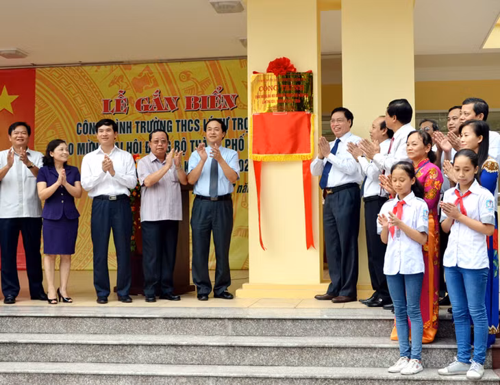 Các đại biểu gắn biển cho công trình Trường THCS Lý Tự Trọng.