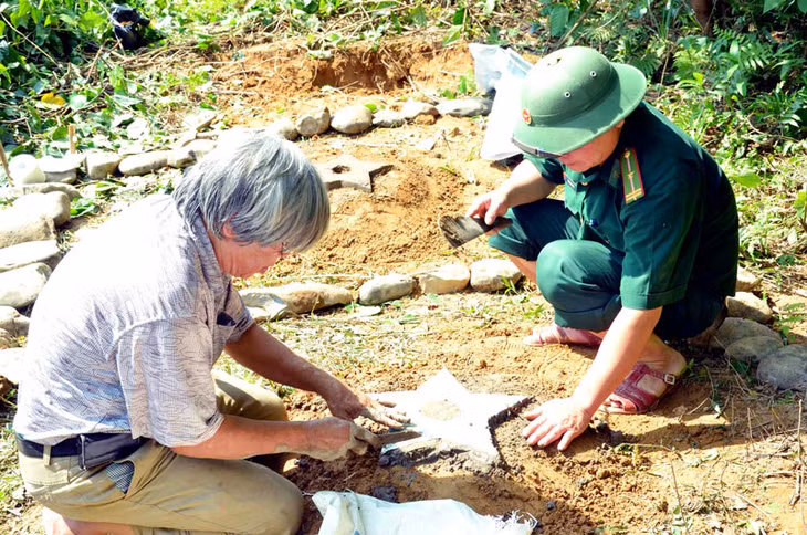 Những người lính biên phòng và bà con dân bản hứa sẽ chăm sóc khu mộ như người thân trong gia đình mình.
