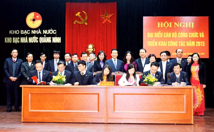 Các đơn vị thuộc KBNN Quảng Ninh ký kết giao ước thi đua năm 2015.