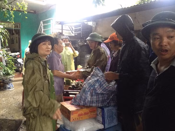 Hỗ trợ nhu yếu phẩm cho người dân thôn Khe Sim, xã Dương Huy, Cẩm Phả.