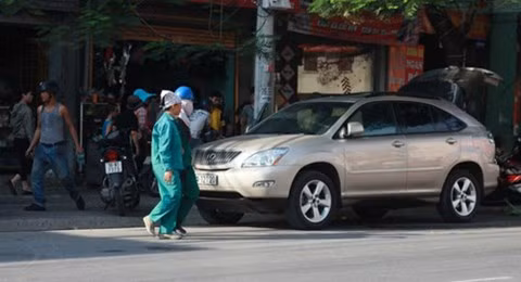 Sau khi bị tạt axit, hai nạn nhân được đưa đi viện, xe bỏ lại hiện trường.