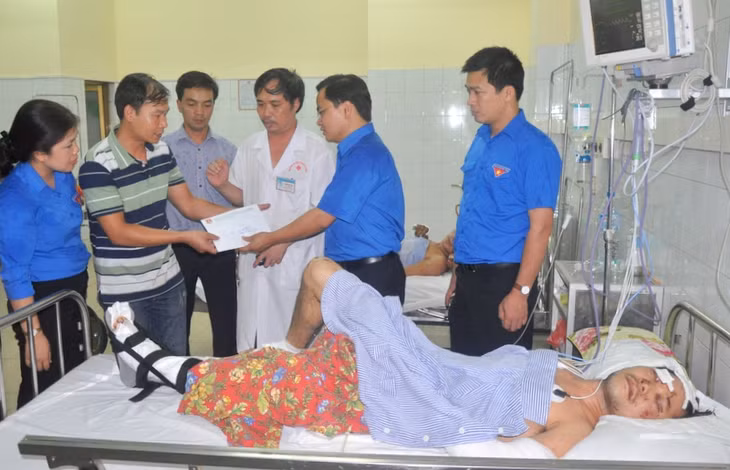 Bí thư Trung ương Đoàn Nguyễn Anh Tuấn trao hỗ trợ cho gia đình anh Cao Tiến Vĩ, người duy nhất sống sót trong vụ sập nhà kinh hoàng do sạt lở đất tại phường Cao Thắng.