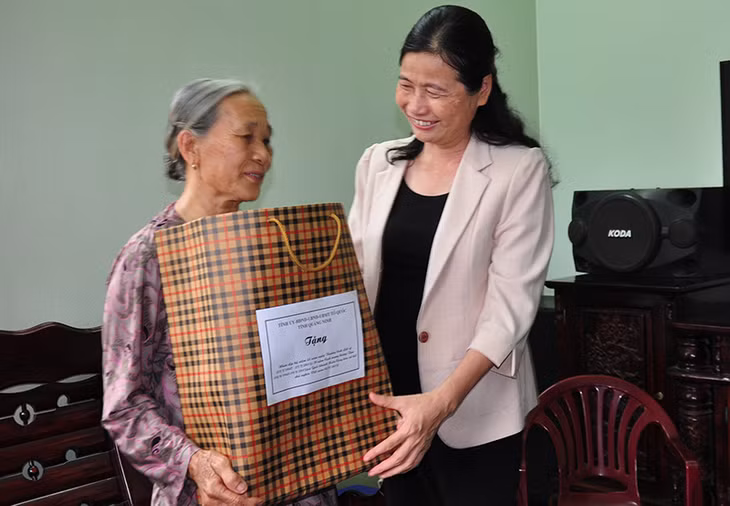 Đồng chí Đỗ Thị Hoàng, Phó Bí thư Thường trực Tỉnh ủy, Trưởng đoàn đại biểu Quốc hội tỉnh 