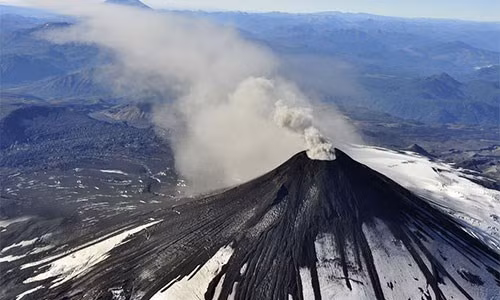  Hơi nước cùng tro bụi bốc lên từ đỉnh ngọn núi lửa Villarrica, phía nam Santiago, Peru. 