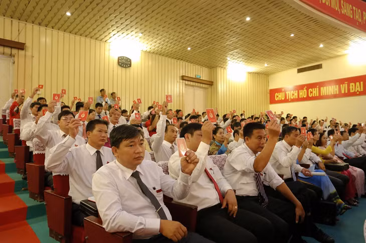 Các đại biểu biểu quyết thông qua Nghị quyết Đại hội.