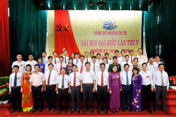 Đồng chí Đỗ Thị Hoàng, Phó Bí thư Thường trực Tỉnh ủy, Trưởng Đoàn ĐBQH tỉnh và các đồng chí trong BTV Tỉnh ủy chúc mừng và chụp ảnh lưu niệm với Ban Chấp hành Đảng bộ huyện nhiệm kỳ 2015-2020.
