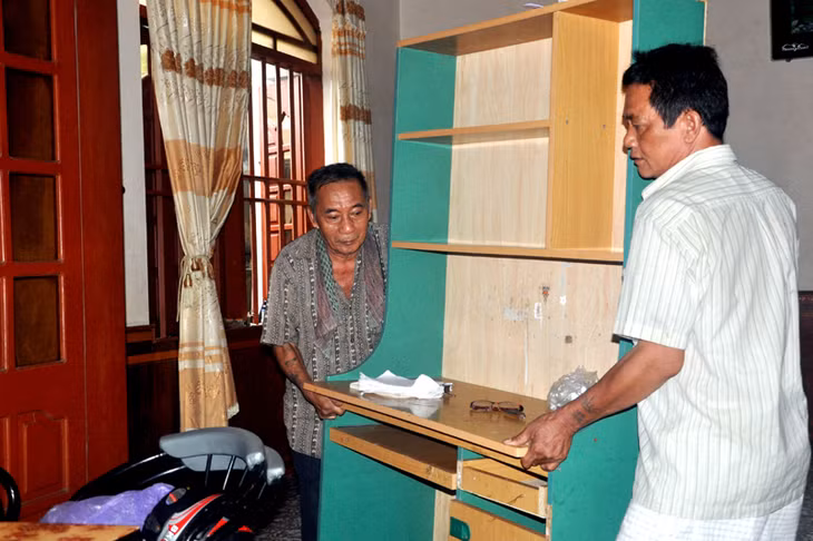 Người dân phường Hà Trung di chuyển đồ đạc ra khỏi nhà khi nhà có dấu hiệu bị nứt.