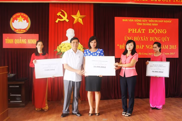 Ban Quản lý của Quỹ “Đền ơn đáp nghĩa” tỉnh tiếp nhận sự ủng hộ của các cơ quan, đơn vị trên địa bàn tỉnh.