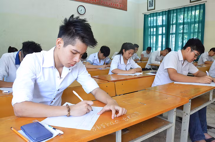 Thí sinh điền thông tin vào giấy nháp