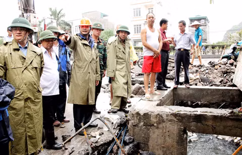 Đồng chí Đặng Huy Hậu, Phó Chủ tịch Thường trực UBND tỉnh kiểm tra, chỉ đạo công tác đảm bảo an toàn cống thoát nước tại phường Cẩm Sơn, TP Cẩm Phả.