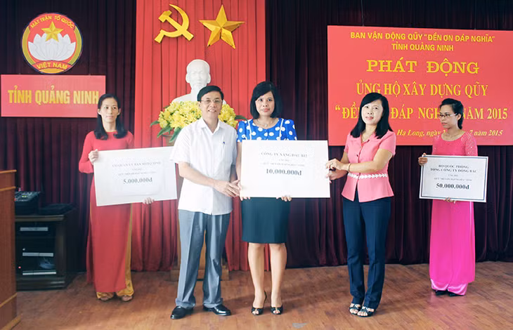 Tiếp nhận ủng hộ của các cơ quan, đơn vị trên địa bàn tỉnh cho Quỹ “Đền ơn đáp nghĩa” năm 2015.
