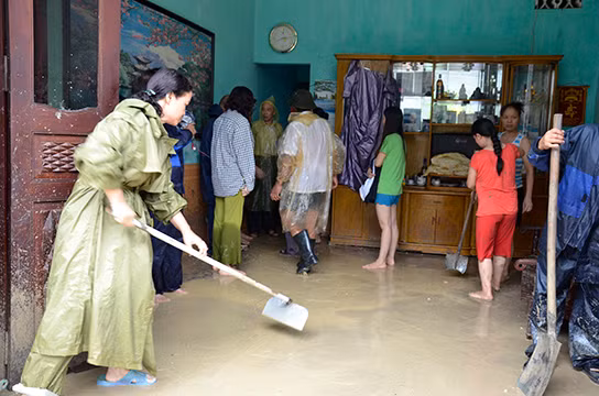 Lực lượng cứu hộ và người nhà đang tích cực dọn dẹp hiện trường.