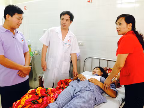 Ông Đoàn Văn Thái, Phó Chủ tịch Hội CTĐ Việt Nam trao thùng hàng cứu trợ cho người dân phường Cao Thắng (TP Hạ Long).