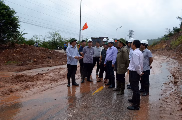 Đồng chí Thứ trưởng Bộ GTVT kiểm tra tình hình ngập lụt tại khu vực Đèo Bụt, thuộc địa phần Phường Quang Hanh (Cẩm Phả)