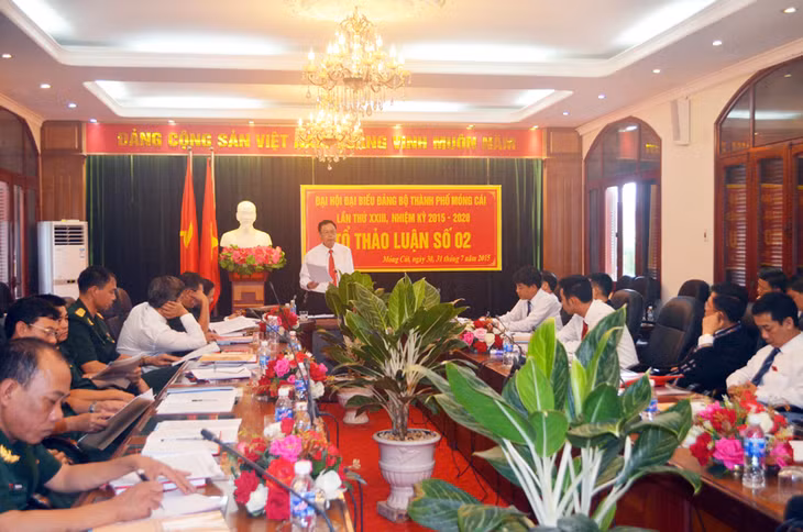 Đại biểu tập trung thảo luận tại tổ