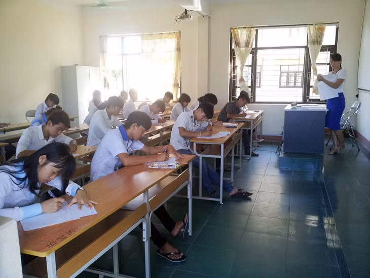 Giám thị hướng dẫn các thí sinh điền thông tin vào tờ giấy thi