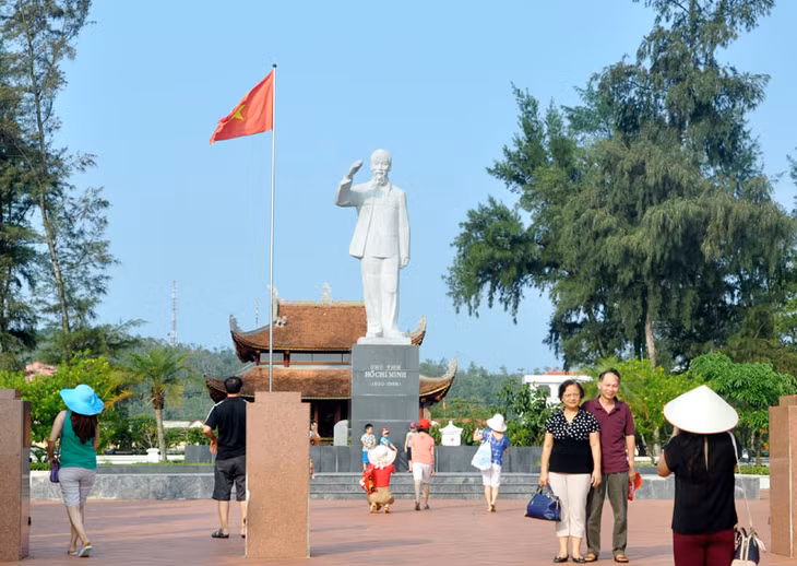 Khu di tích lưu niệm Hồ Chủ tịch trên đảo Cô Tô hàng ngày thu hút rất đông du khách đến tham quan.