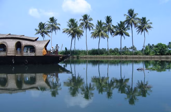 Được mệnh danh là “Venice của phương Đông”, thành phố đẹp như tranh vẽ Alleppey, nằm ở bang Kerala, miền nam Ấn Độ, có một mạng lưới rộng lớn các đầm phá, sông và hồ với chiều dài lên đến 1.500 km. Vùng nước trũng Vembanad là một trong những phần đẹp nhất của bang Kerala, nằm trong lòng thành phố Alleppey. Ngoài ra, hồ Vembanad rộng lớn với diện tích bề mặt hơn 2.000 km vuông. Cả hai cũng bao gồm một mạng lưới kênh đào. Bạn có thể thuê nhà thuyền, thuyền tốc độ nhanh để tham quan các kênh đào ở thành phố Alleppey. Bạn sẽ cảm nhận và khám phá được nhiều khía cạnh về văn hoá và vẻ đẹp tự nhiên ngoạn mục ở nơi đây.