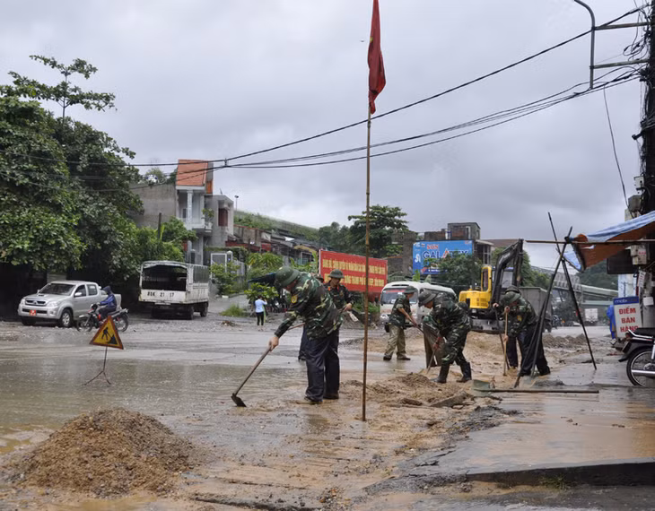 TCT Đông Bắc huy động cán bộ, chiến sỹ tham gia dọn dẹp đất đá sau mưa lũ tại phường Quang Hanh (TP Cẩm Phả)