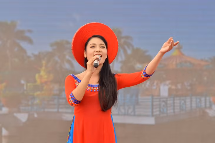 Ca sĩ Thu Trang hát tại khu du lịch Tuần Châu