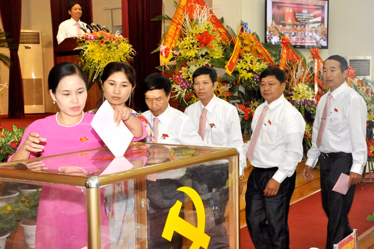 Bầu đại biểu đi dự Đại hội đại biểu cấp trên.