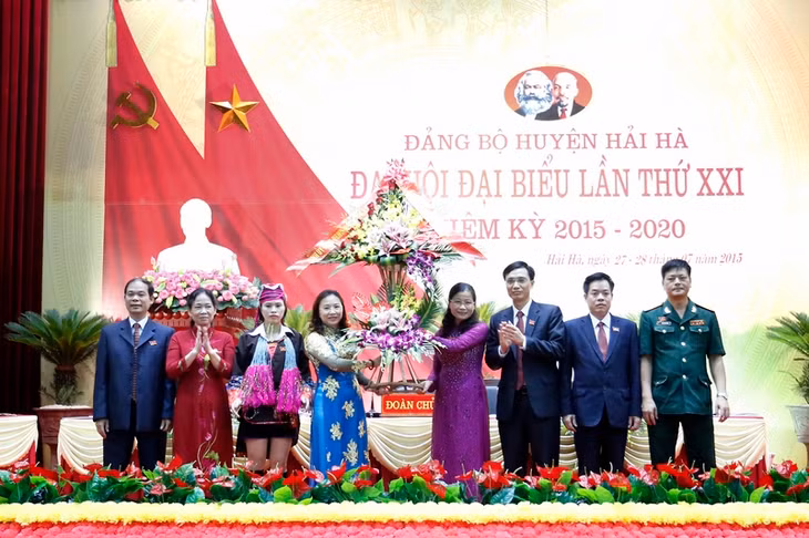 Đồng chí Đỗ Thị Hoàng tặng hoa chúc mừng Đại hội.